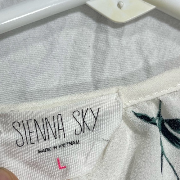 Sienna Sky white floral wrap waist V-neck blouse women’s size L - Picture 14 of 17